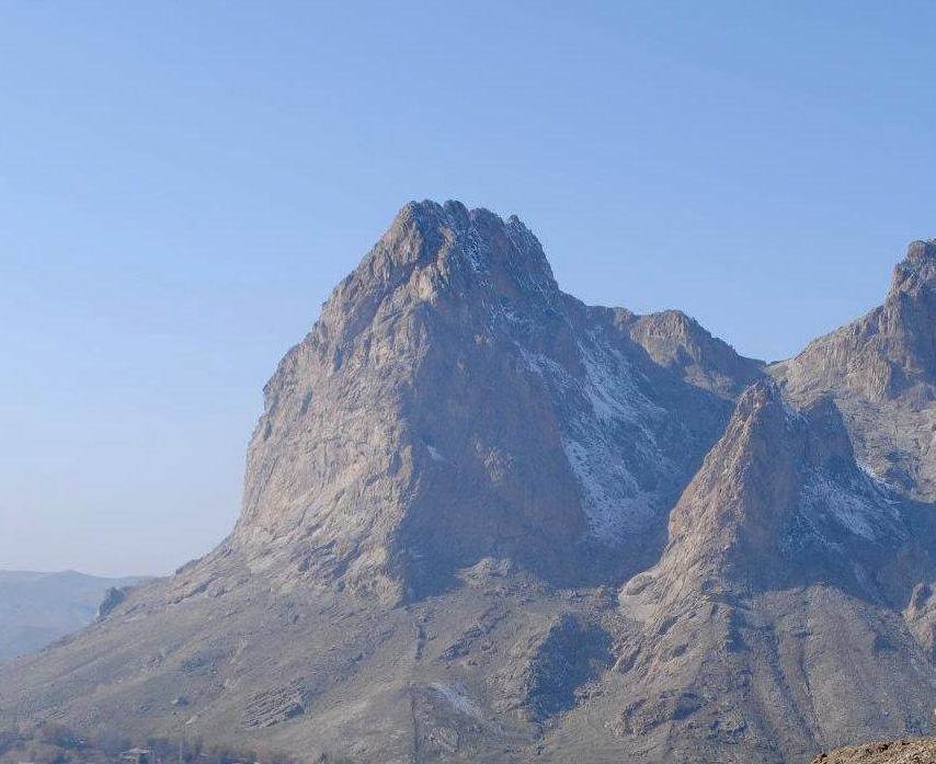 Alinja Dağı ve kalenin bulunduğu zirve