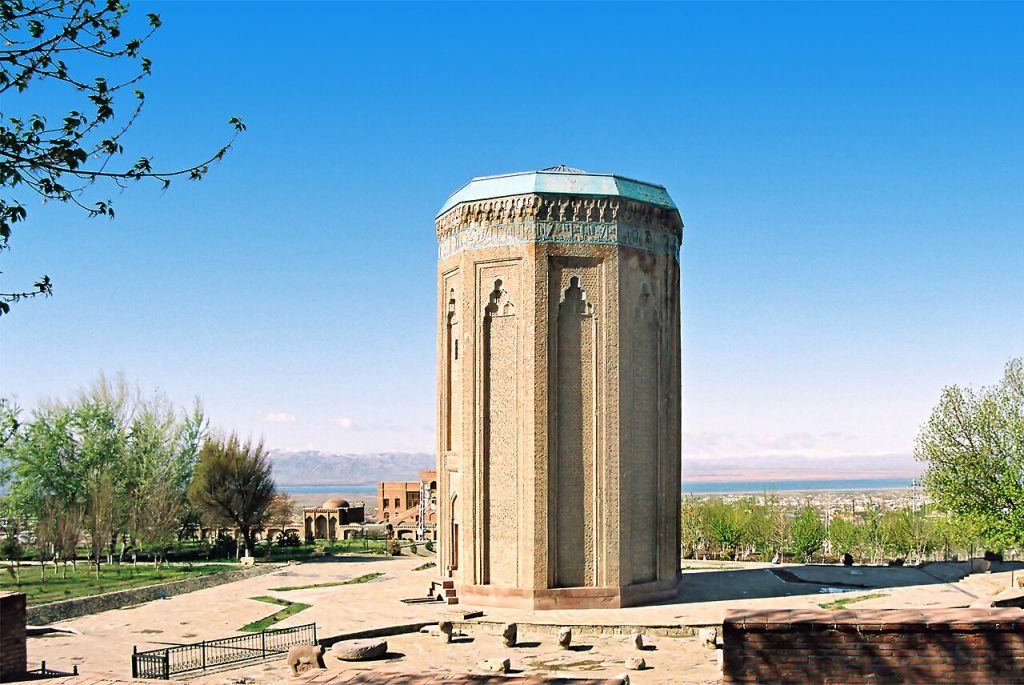 Mömine Hatun Türbesi