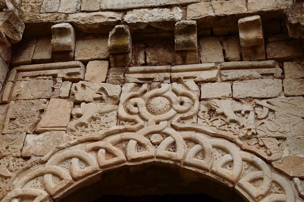 Amadiye kapısı kabartmaları
