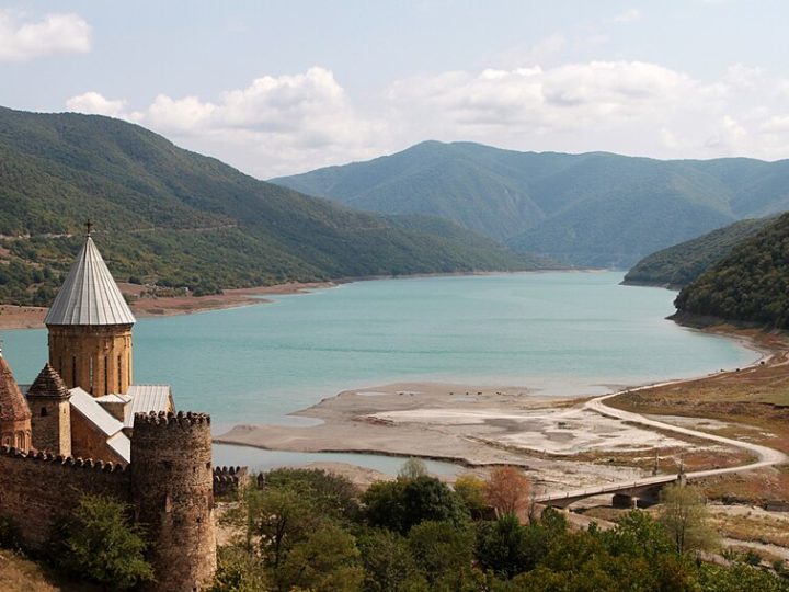 Ananuri Kalesi: Aragvi Eristavlarının Göl Kıyısındaki Kalesi