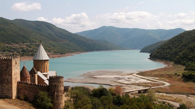 Ananuri Kalesi: Aragvi Eristavlarının Göl Kıyısındaki Kalesi