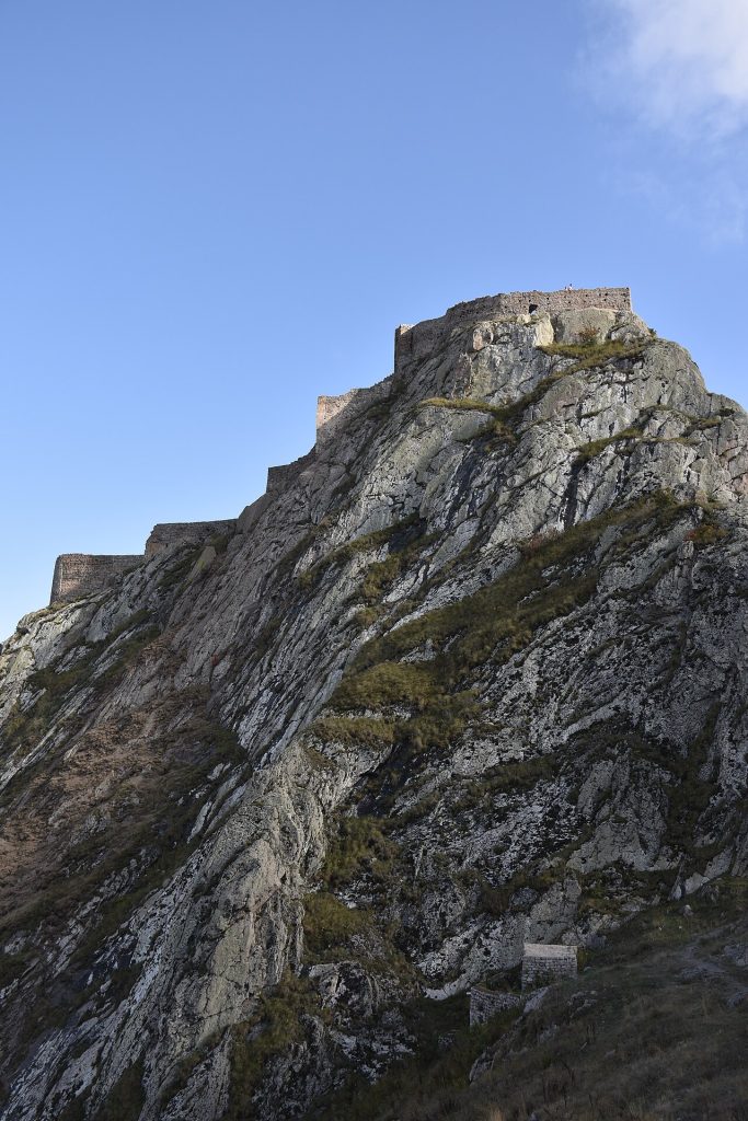 Babek Kalesi ve dağlar