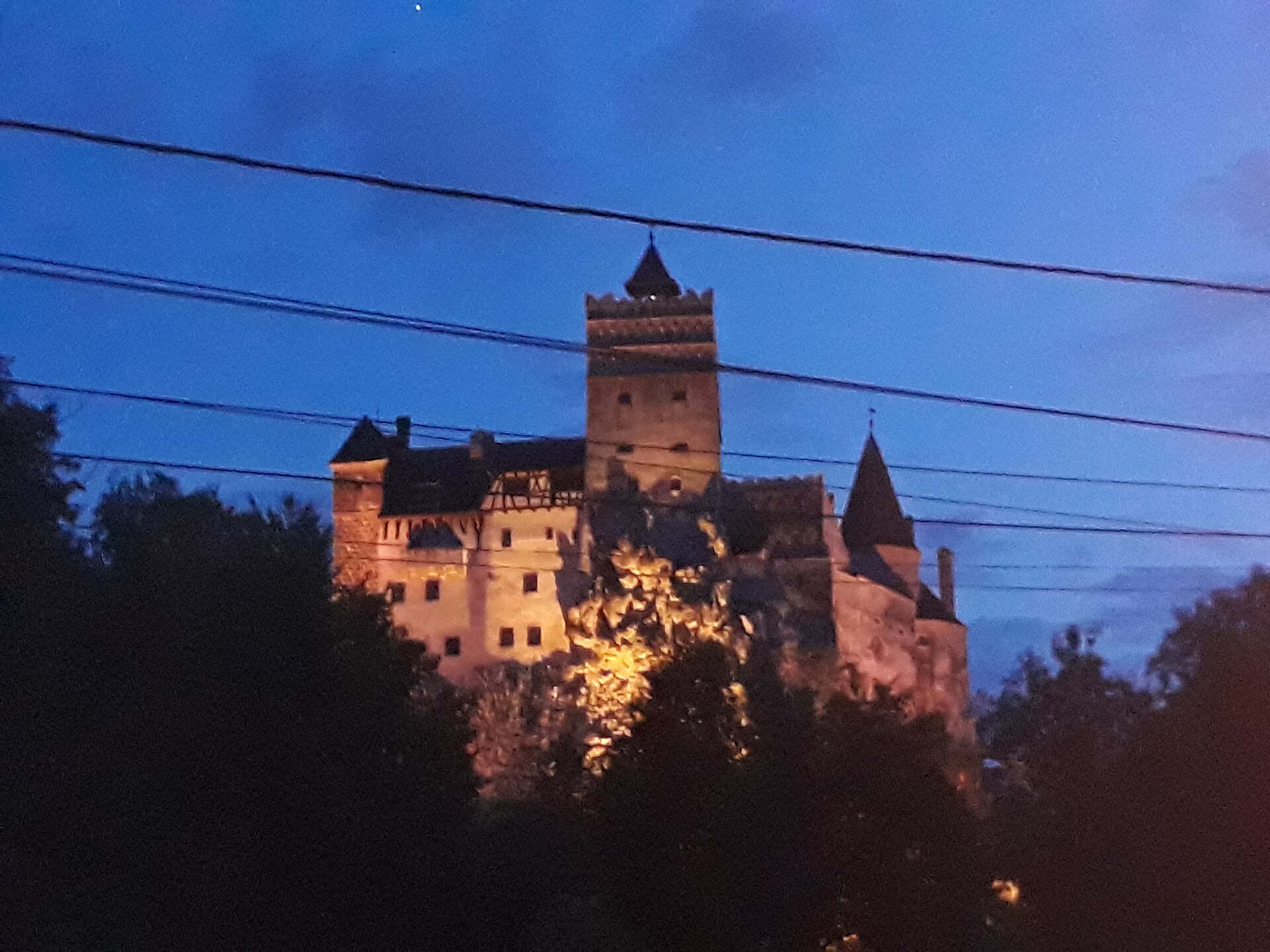 Gece ışıklandırılmış Bran Kalesi