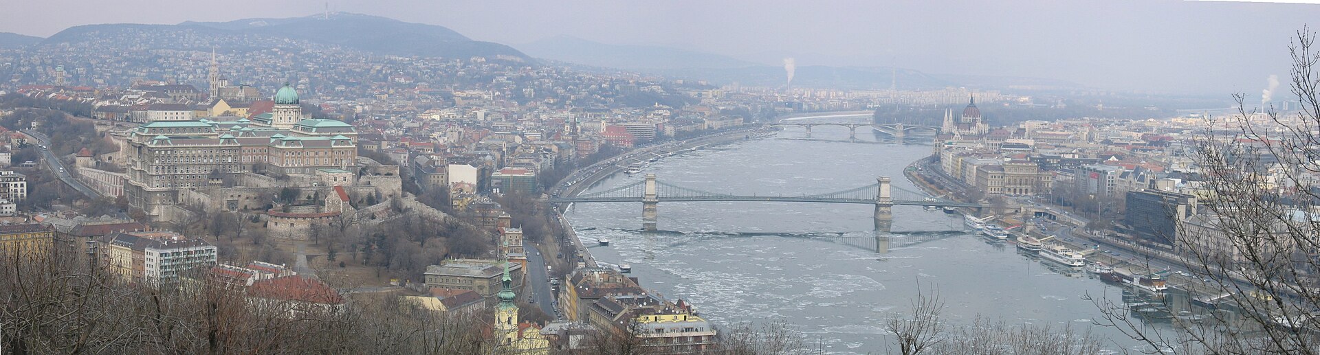 Tuna ve Gellért Tepesi'nden Buda Kalesi panoraması