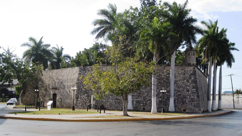 Campeche Surları: Renkli Evleri Kucaklayan Burçlar