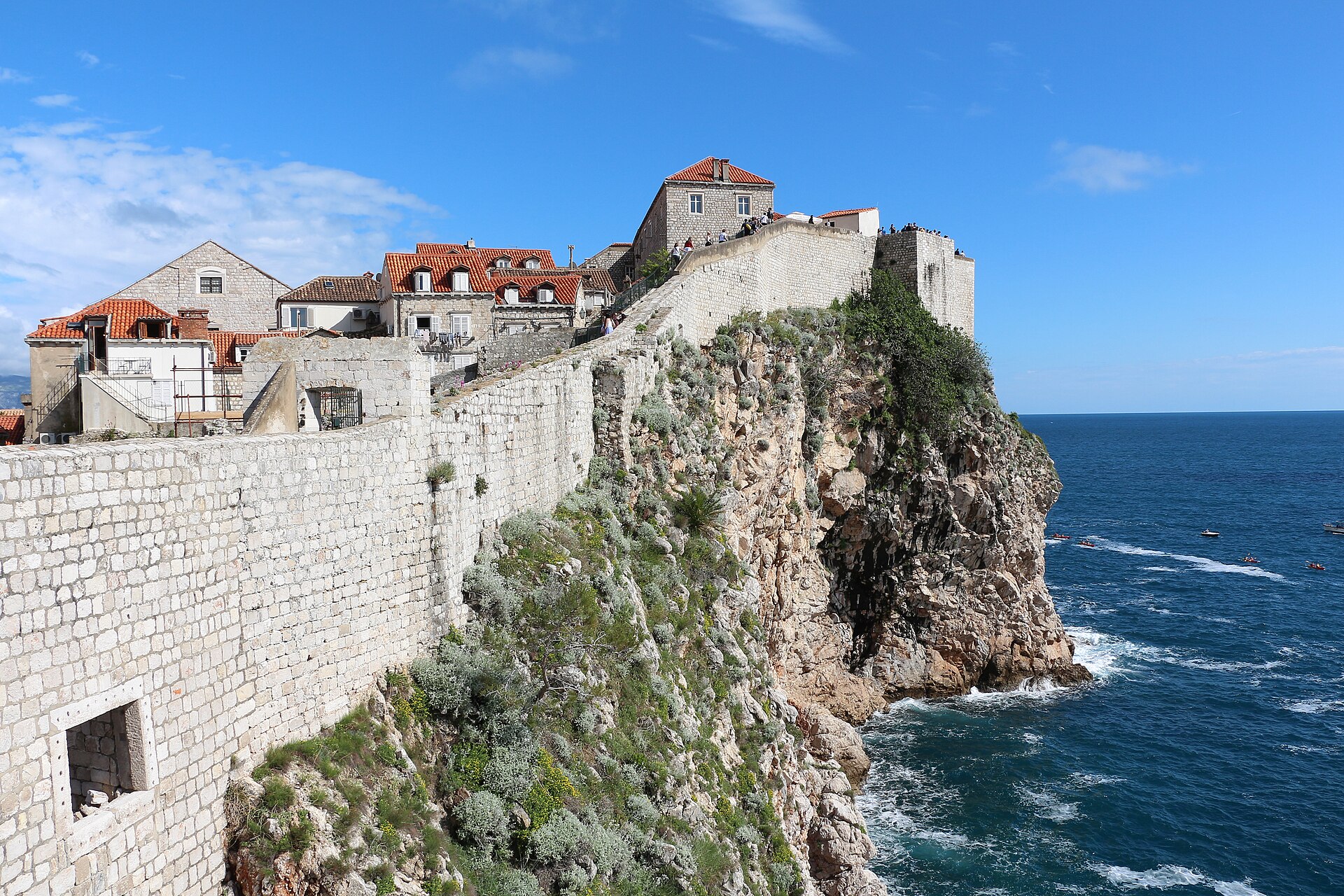 Dubrovnik surları üzerinde yürüyüş yolu