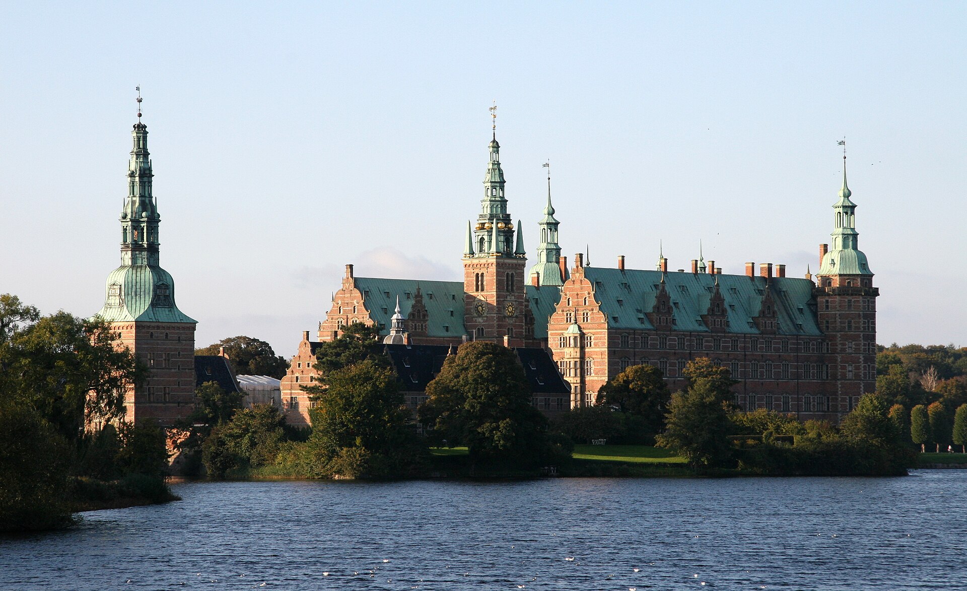 Frederiksborg Kalesi şehir meydanından görünüm