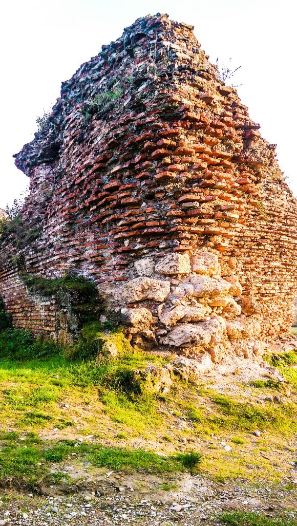 Gebele kapı kuleleri