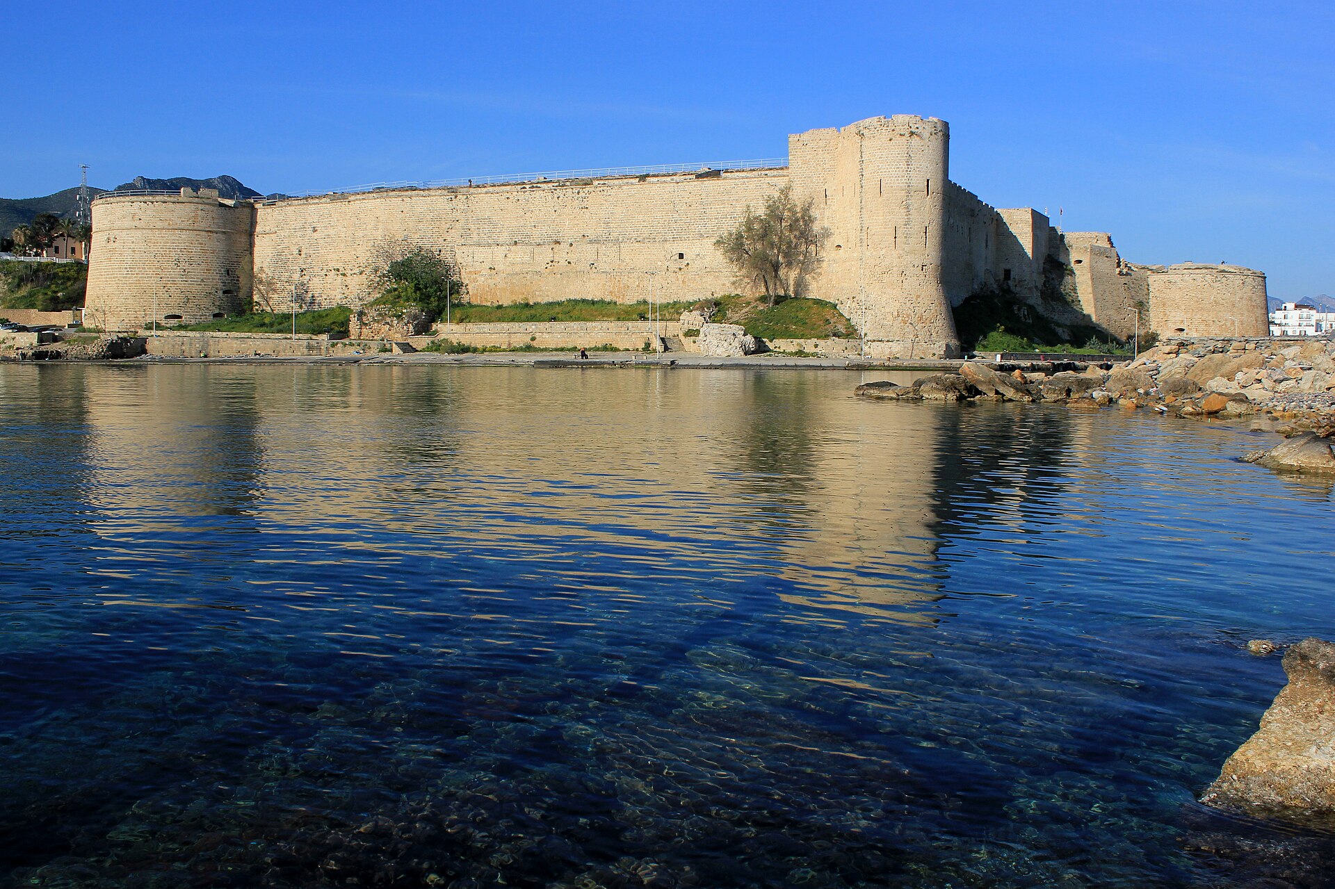Girne Kalesi surları