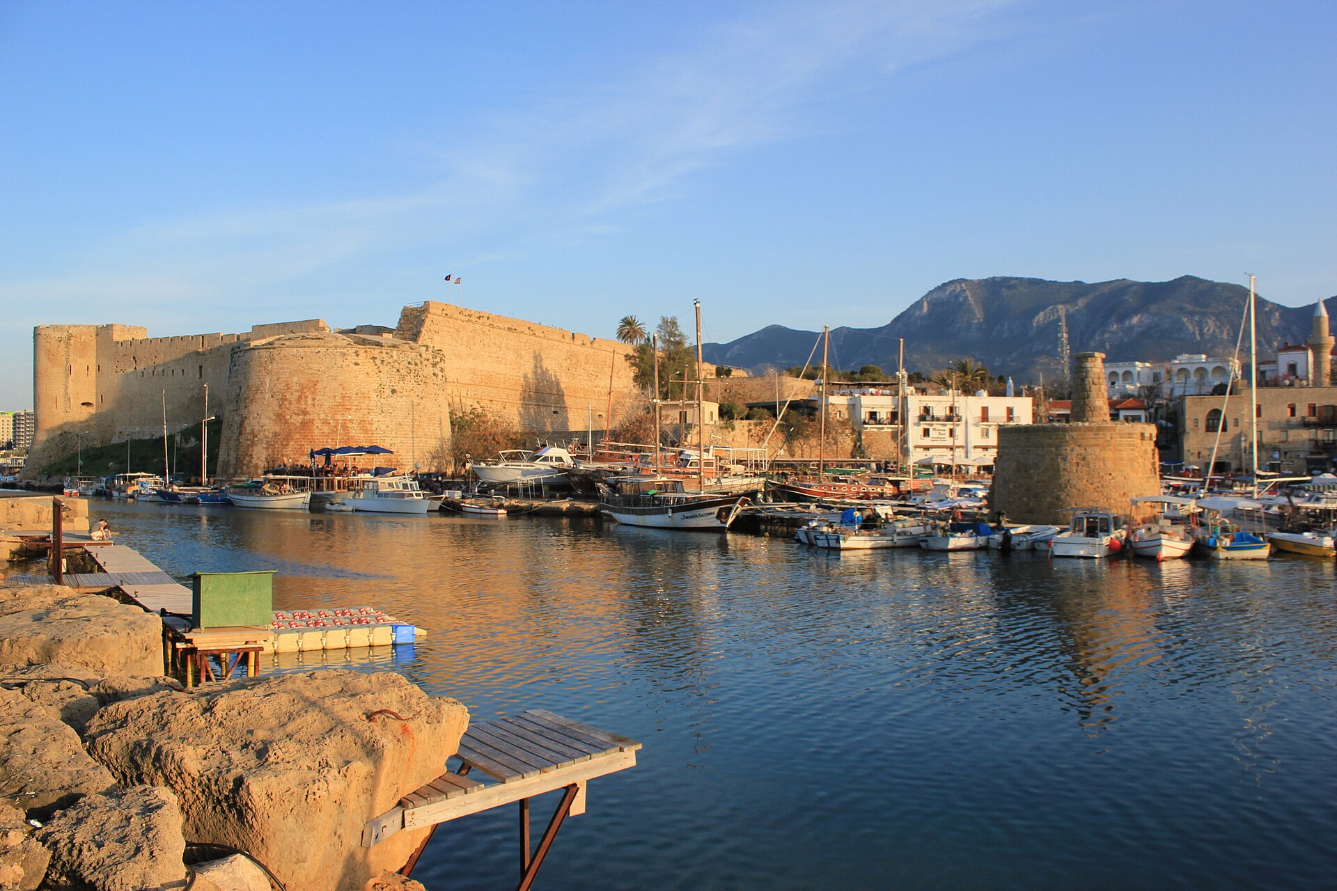 Girne limanı ve kale