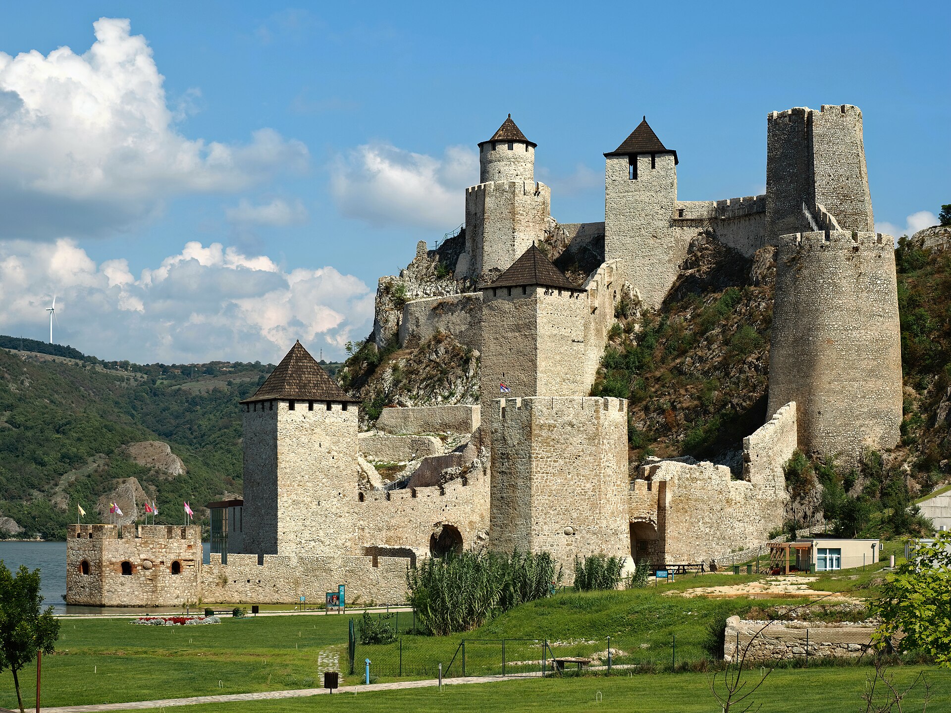 Golubac Kalesi ve kayalık tepe