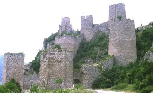 Tuna kıyısında Golubac Kalesi