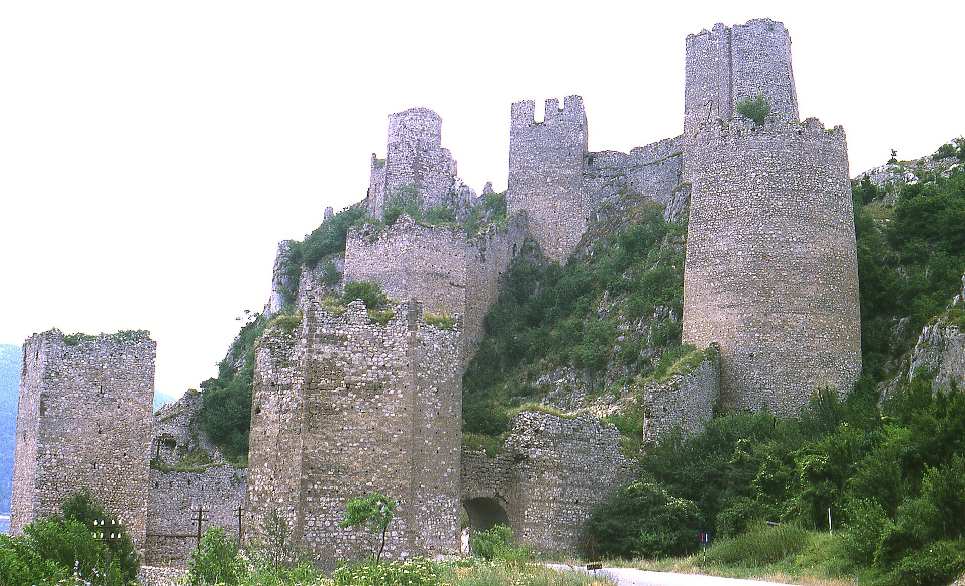 Tuna kıyısında Golubac Kalesi