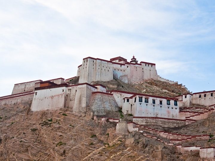 Gyantse Dzong: Tibet Vadisinin Kayalık Kalesi