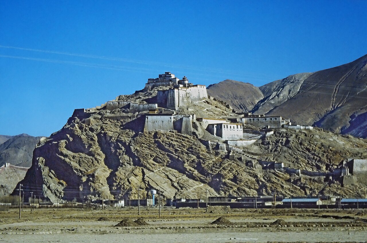 Gyantse Dzong uzaktan görünüm