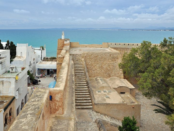 Hammamet Medinesi ve Kasbası: Denizden Yükselen Surlar