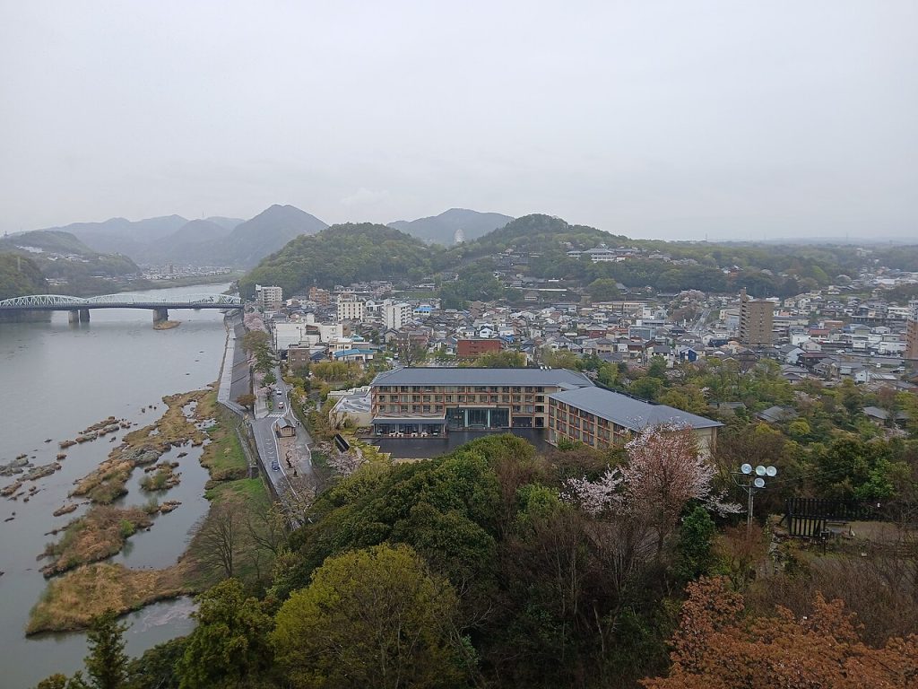 Kiso Nehri kıyısında Inuyama Kalesi