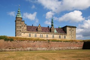 Deniz kıyısındaki Kronborg Kalesi
