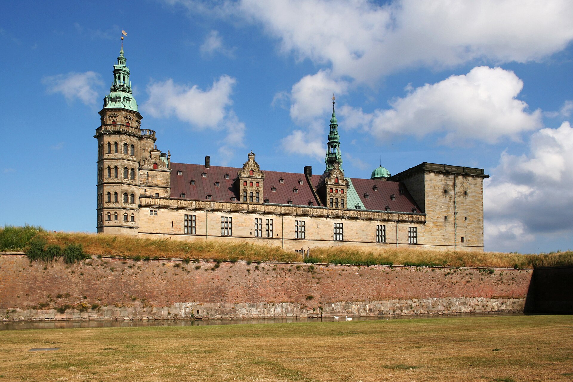 Kronborg Kalesi deniz kiyisindan gorunum