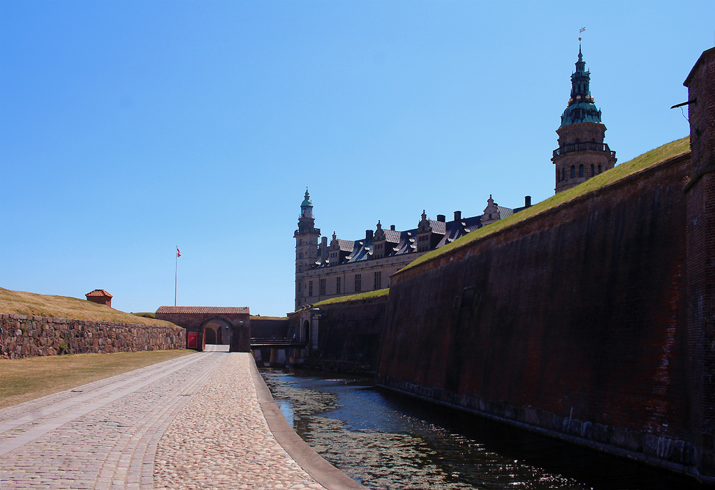 Kronborg Kalesinin surlari ve hendegi