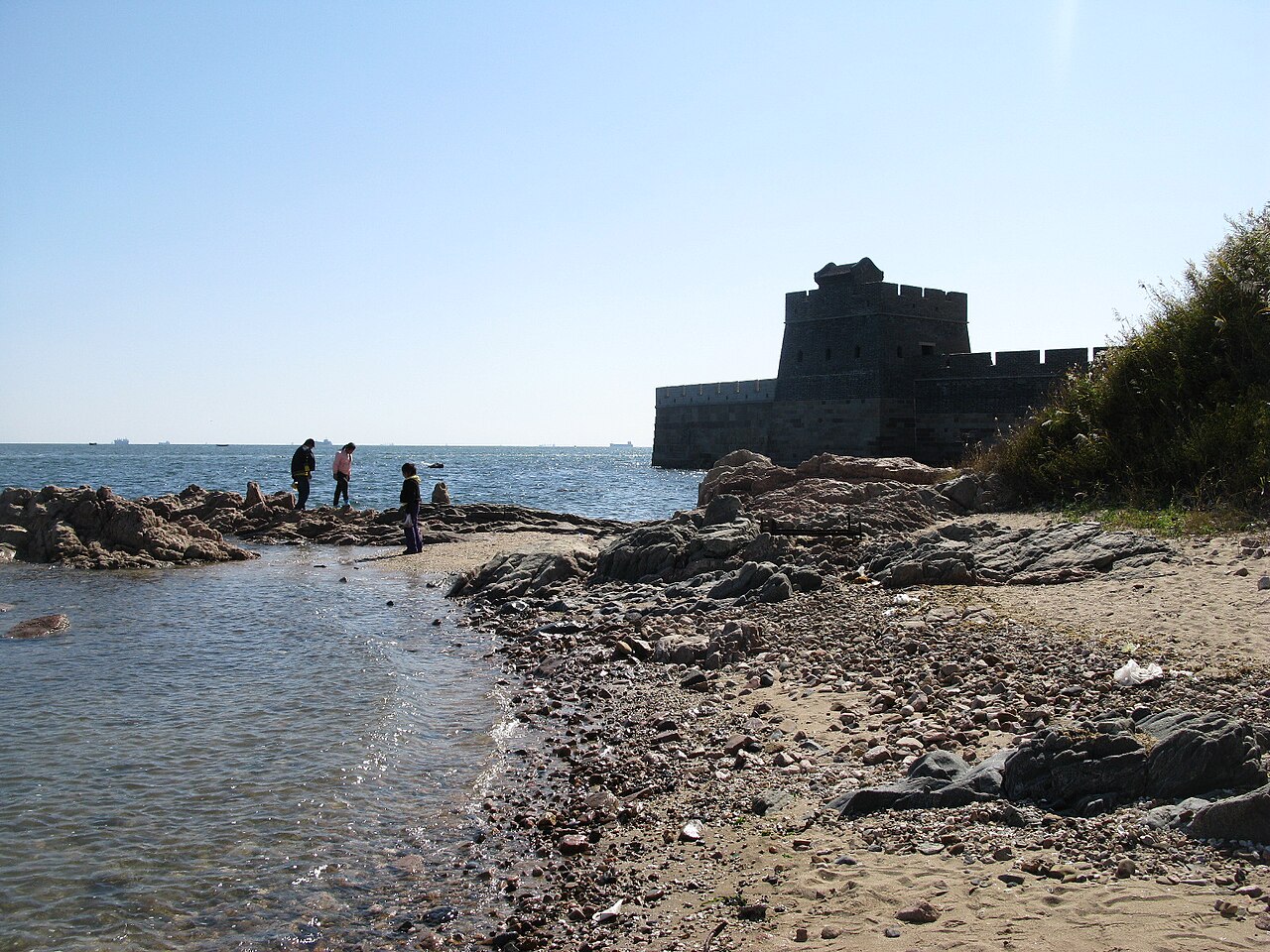 Yaşlı Ejderha Başı ve deniz