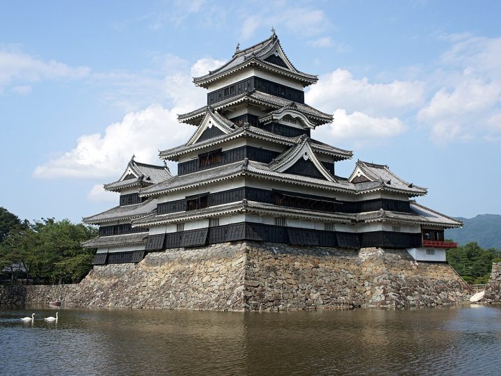 Matsumoto Kalesi: Kuzey Alpler’in Önündeki Kara Karga Kalesi