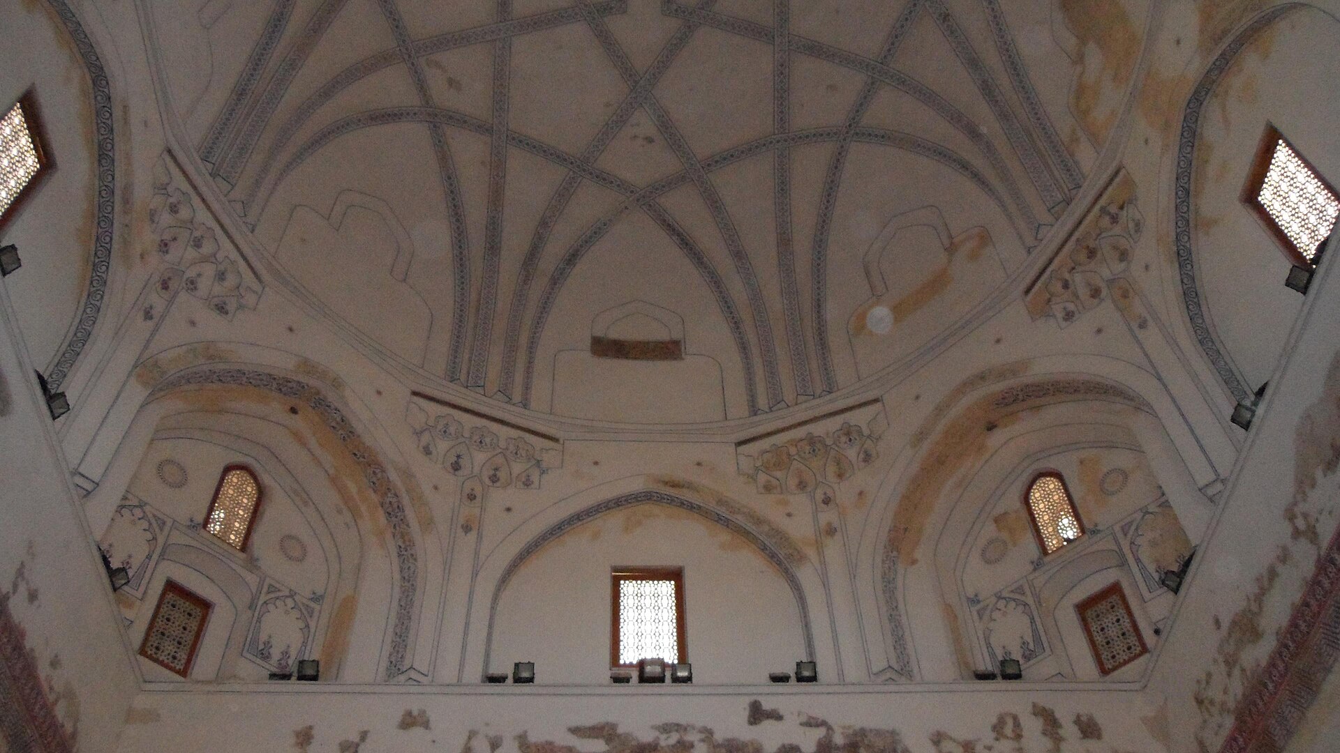 Sultan Sencer Türbesi yakından