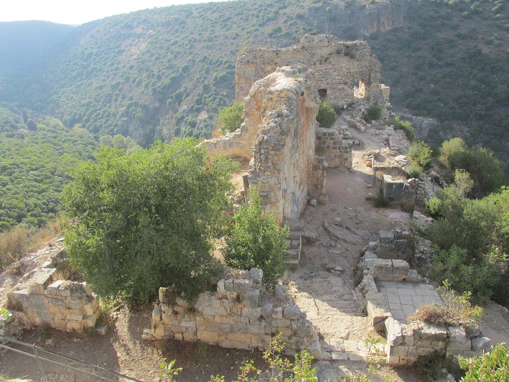 Montfort Kalesi salonları