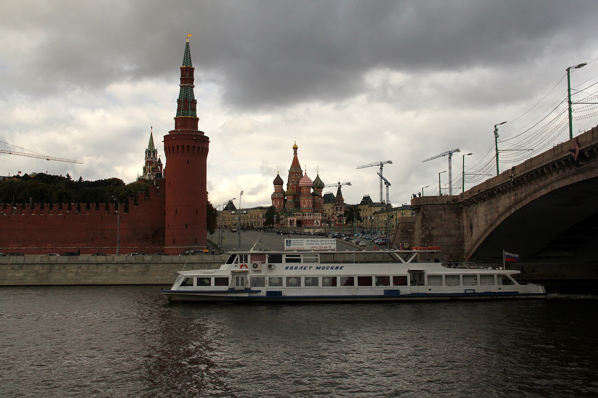 Moskova Nehri kıyısında Kremlin surları ve kuleleri