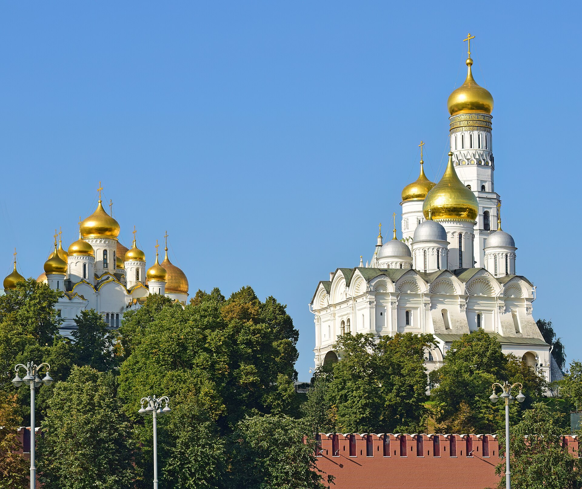 Kremlin Blagoveşçenski ve Arhangelski katedralleri