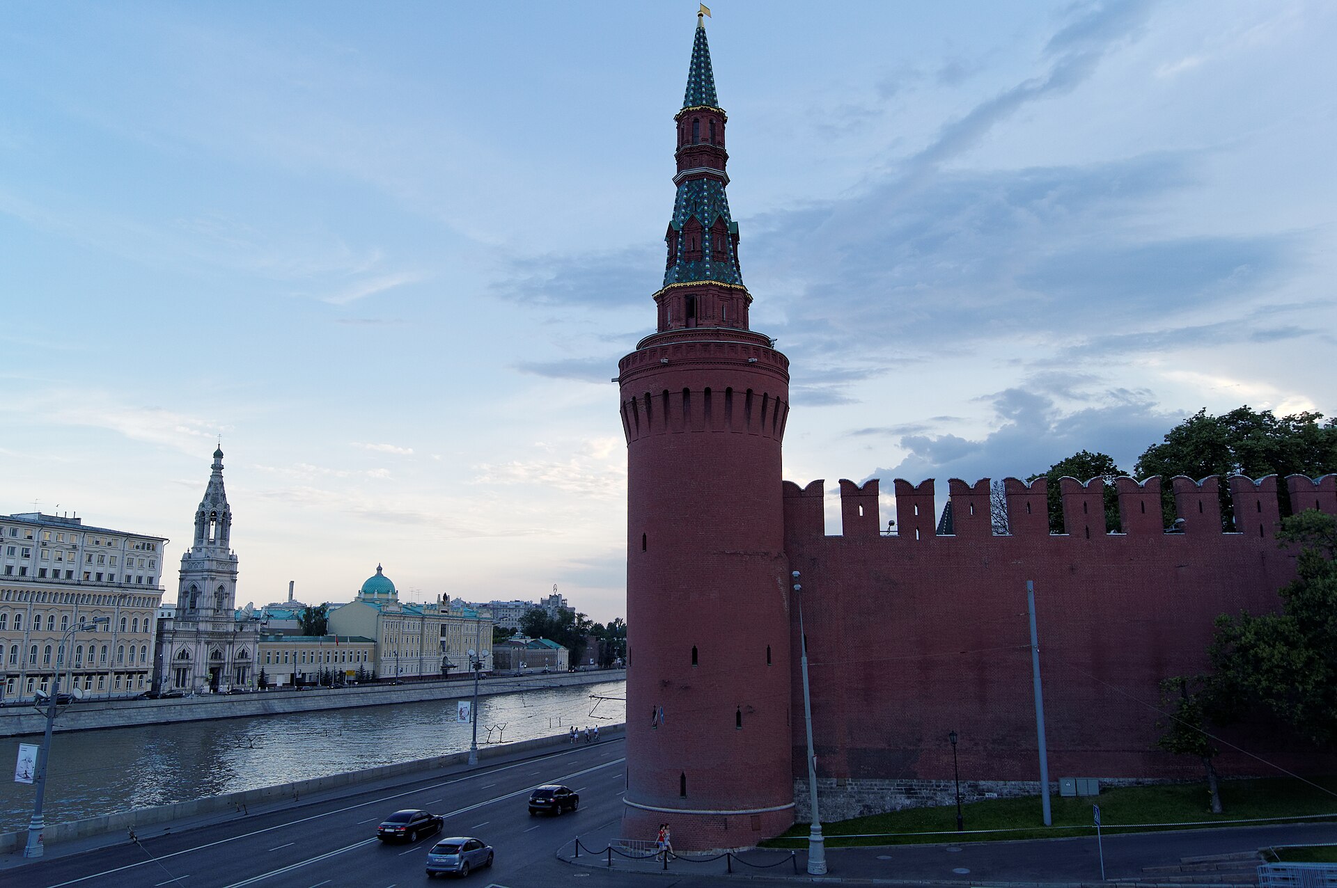 Kremlin surları ve Beklemişevskaya Kulesi