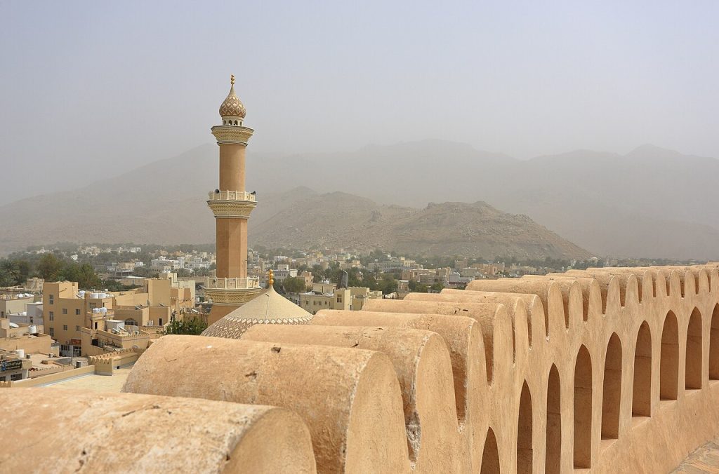 Nizva Kalesi ve Cuma Camii minaresi