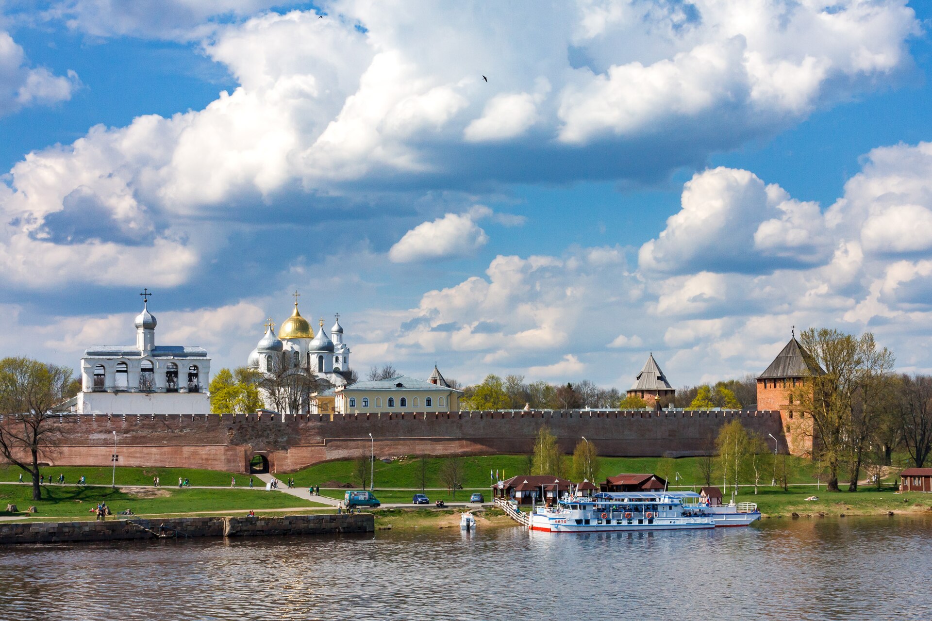 Volhov kıyısında Novgorod Kremlini