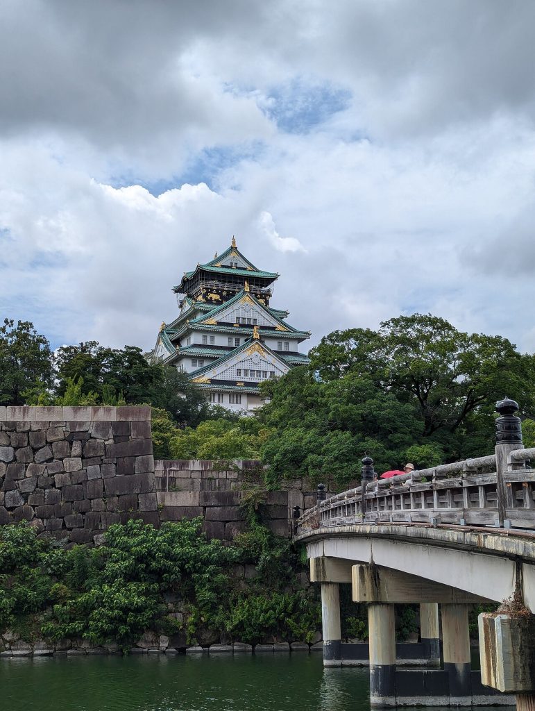 Osaka Kalesi ve Gokuraku köprüsü