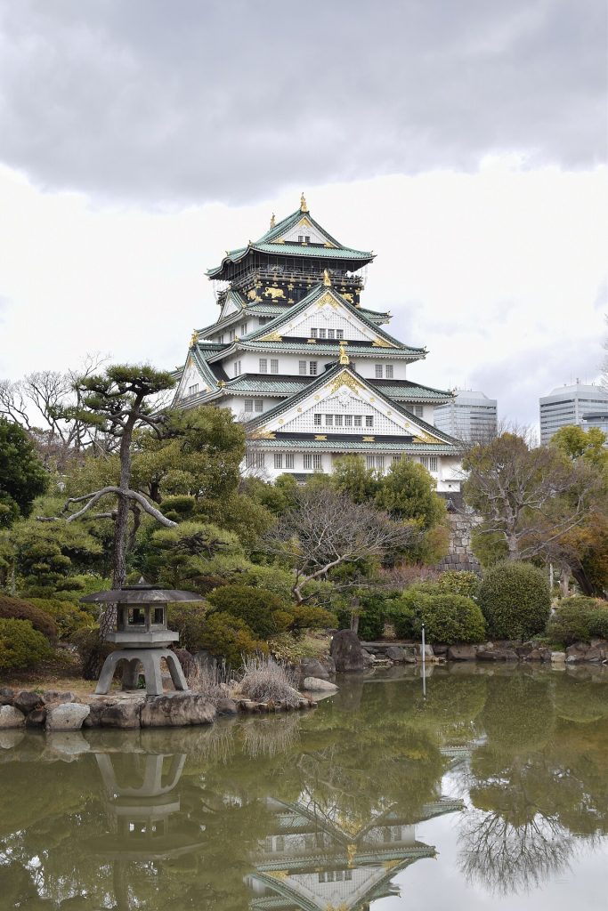 Osaka Kalesi ve gölet