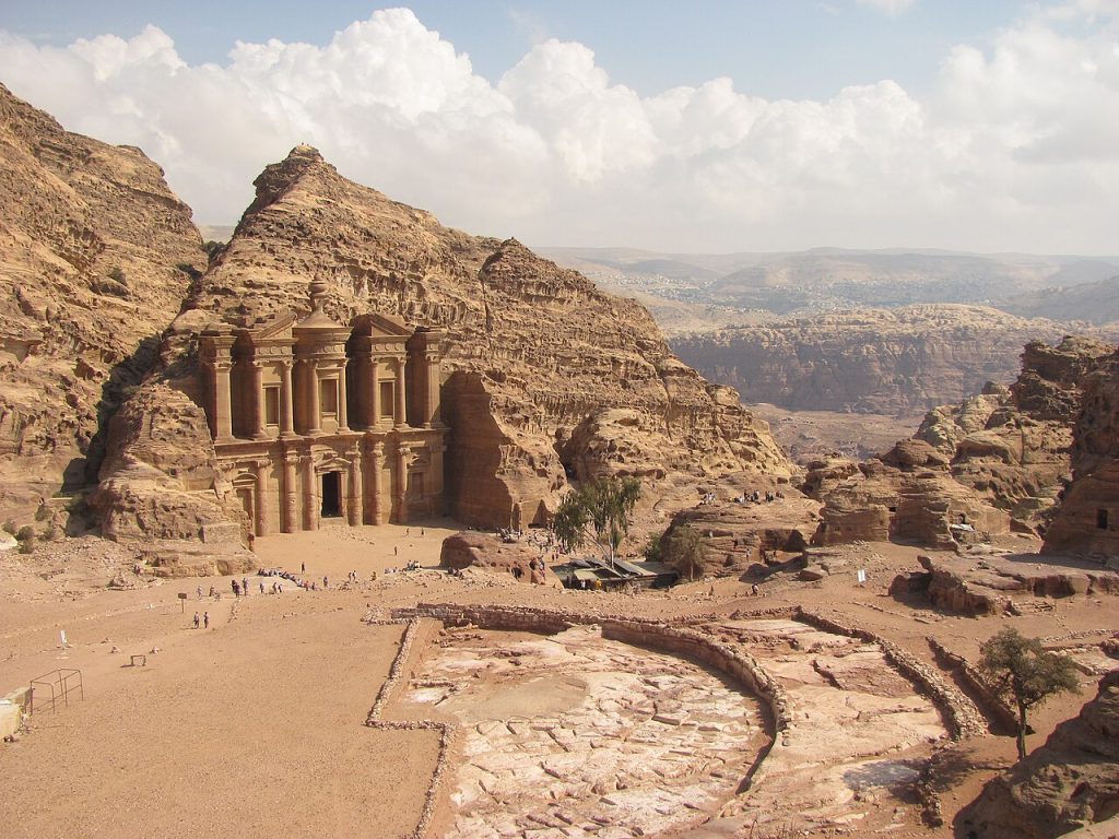 Petra Manastırı ve çevre dağlar
