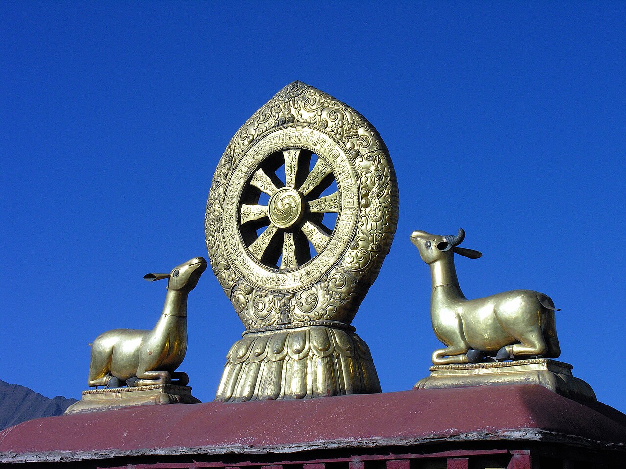 Jokhang çatısındaki Dharma çarkı