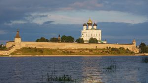 Gün batımında Pskov Kremlini