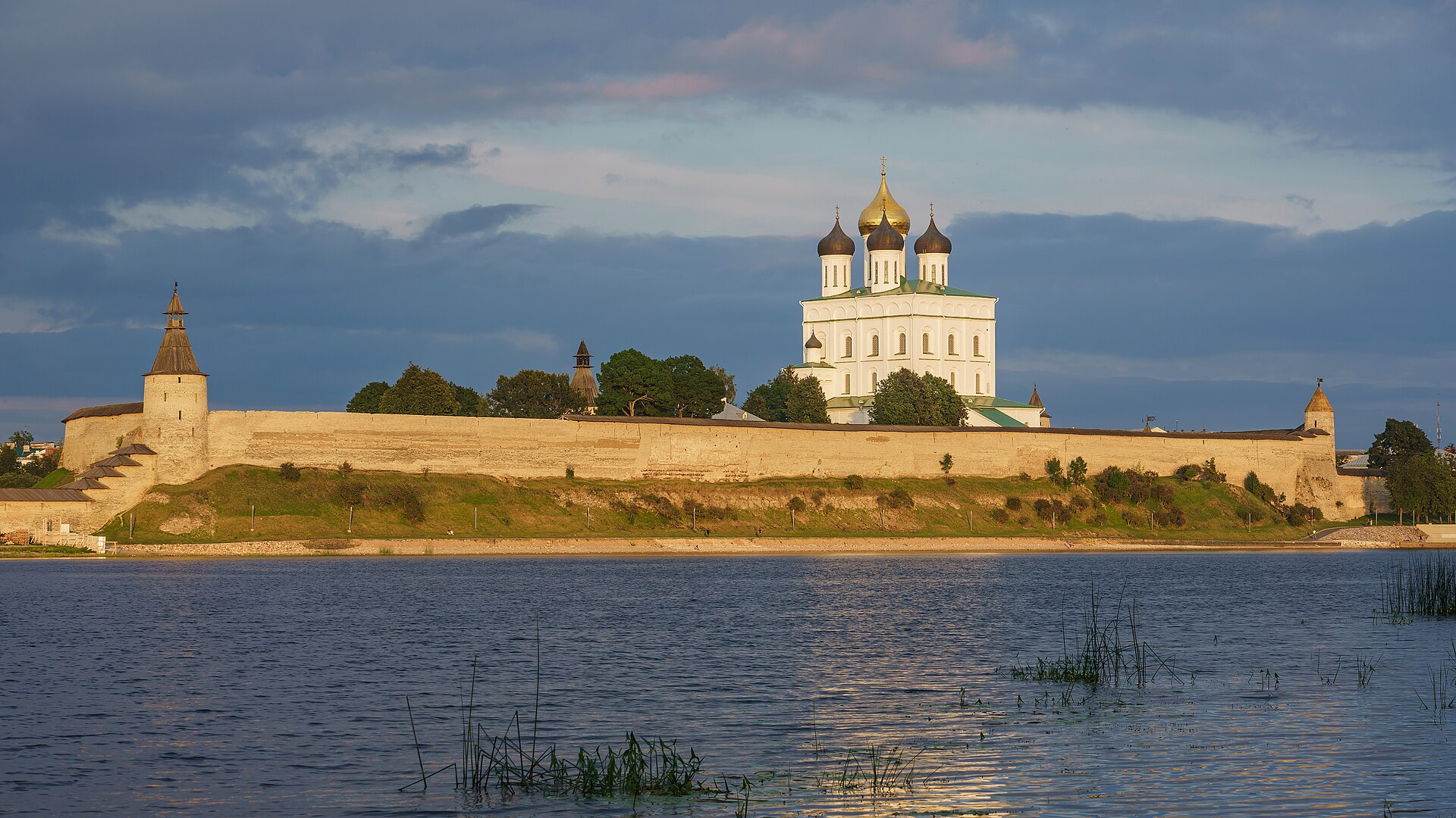Gün batımında Pskov Kremlini