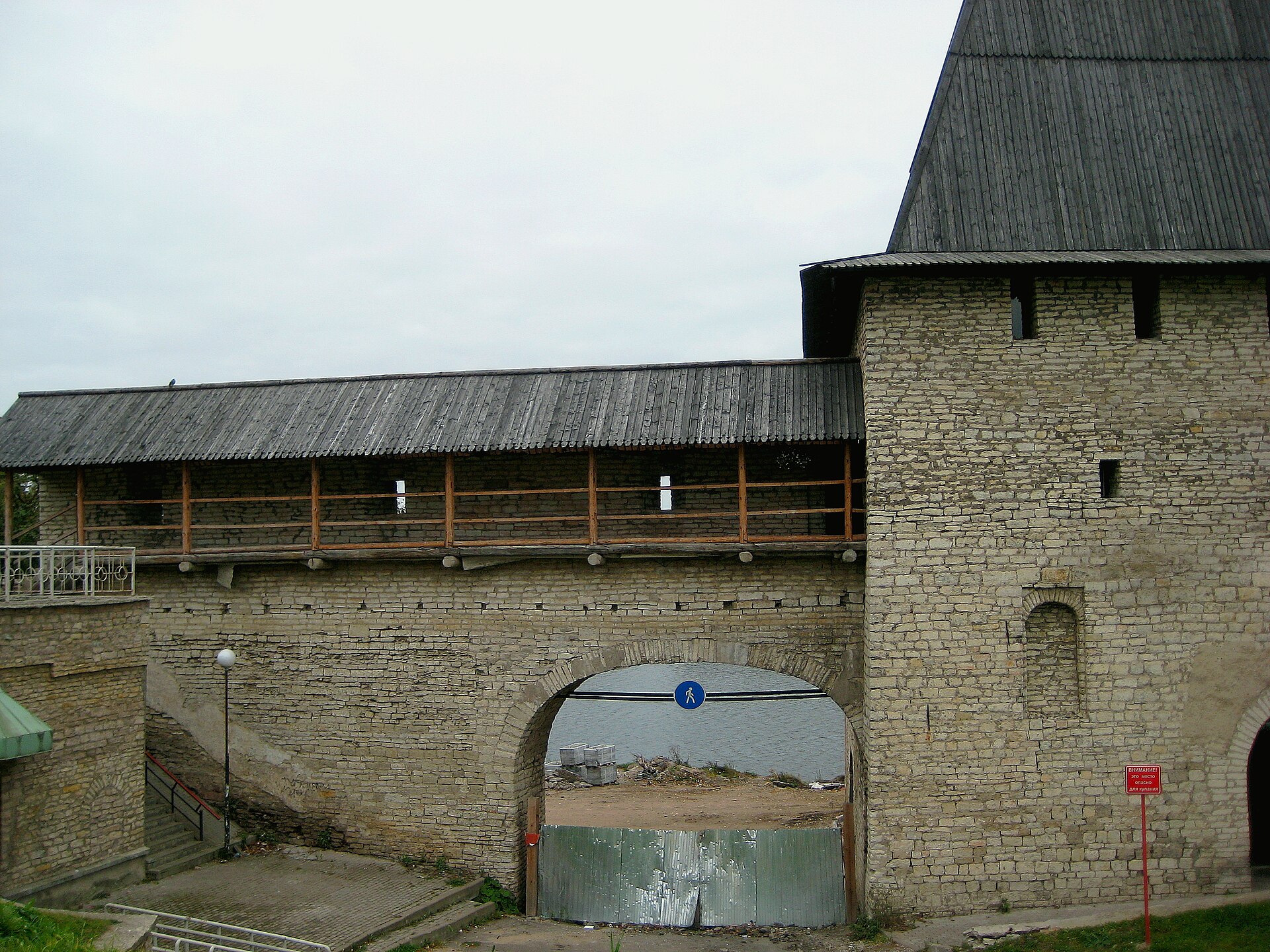 Pskov Kremlini ve nehir kıyısı