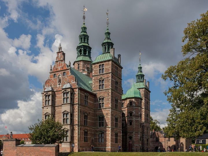 Rosenborg Kalesi: Kopenhag’ın Kalbindeki Kraliyet Hazinesi