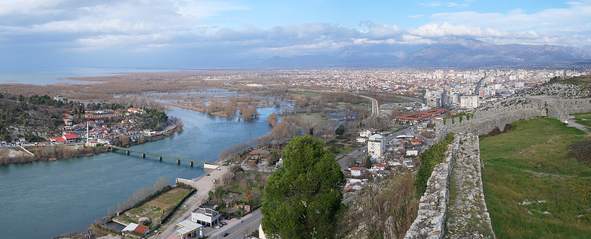 Rozafa Kalesi içindeki kalıntılar