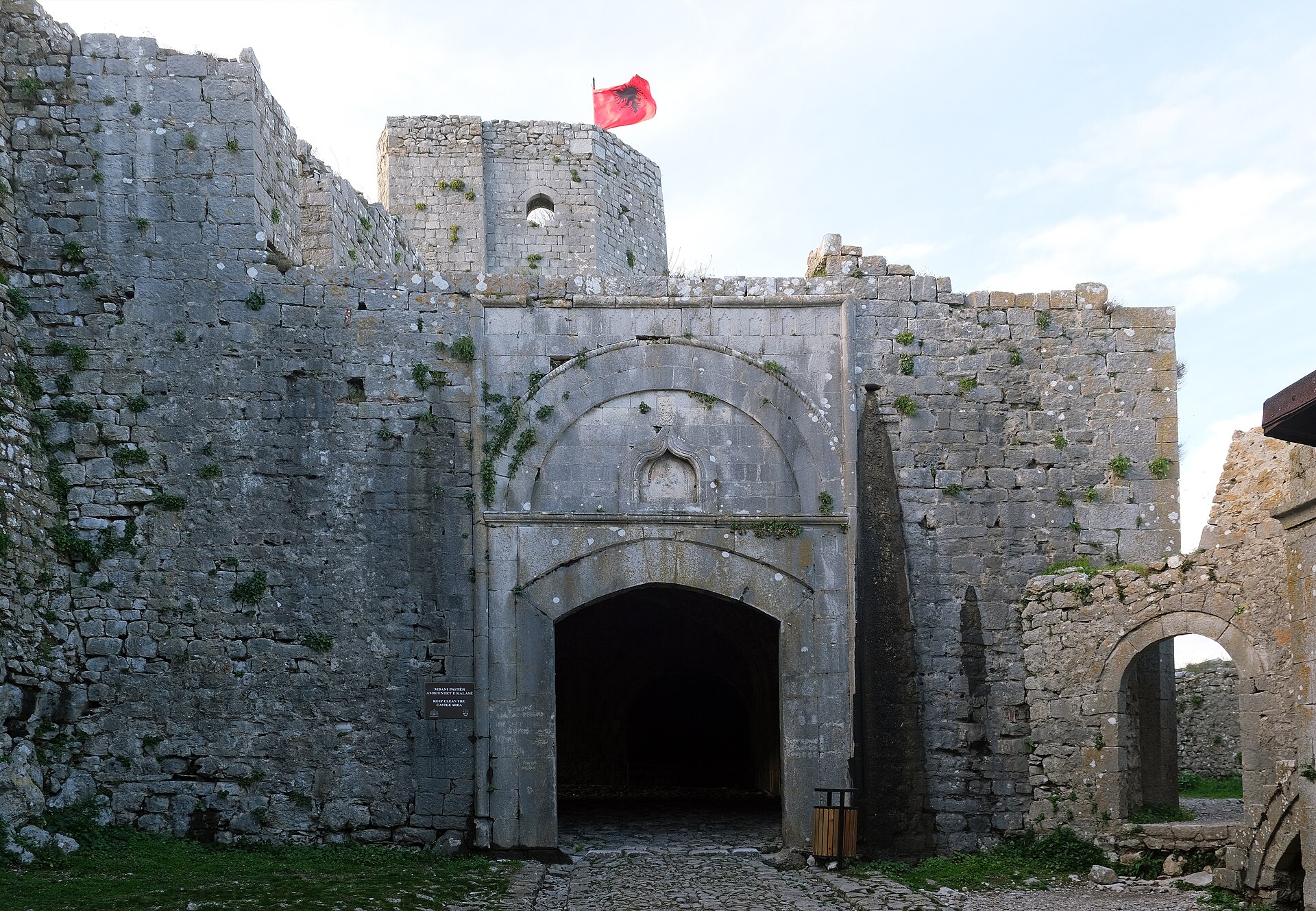 Rozafa Kalesi giriş kapısı