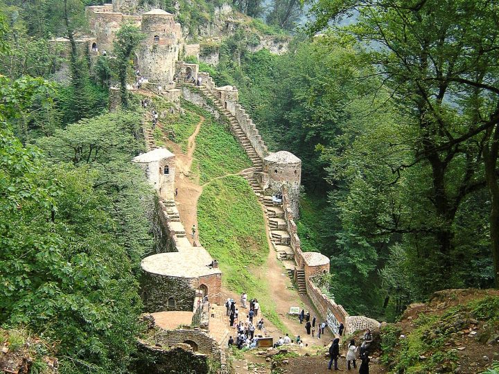 Rudkhan Kalesi: Gilan Ormanlarında Bin Basamaklı Kale