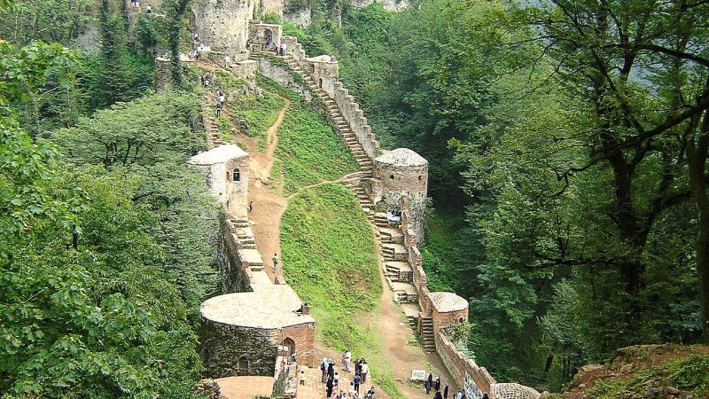 Rudkhan Kalesi: Gilan Ormanlarında Bin Basamaklı Kale