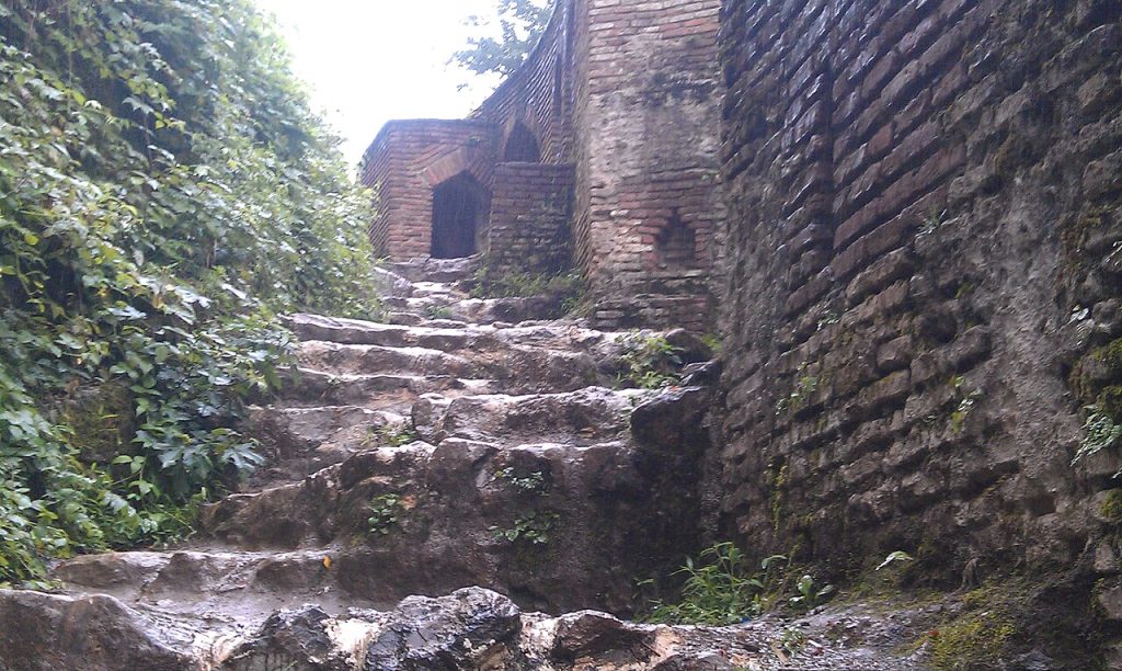 Rudkhan Kalesi kuleleri