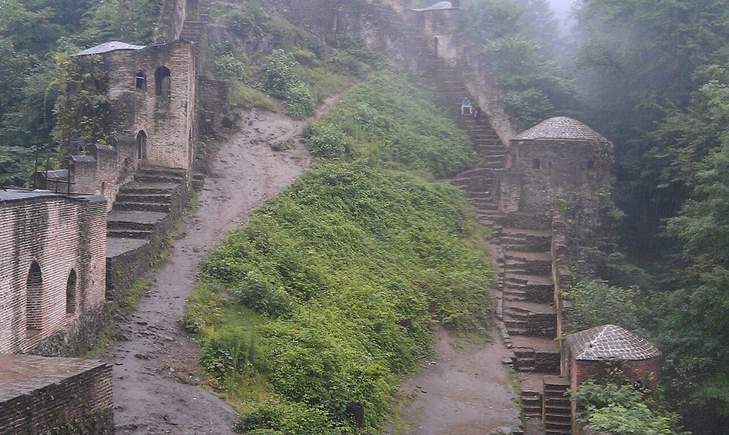 Rudkhan Kalesi ve orman