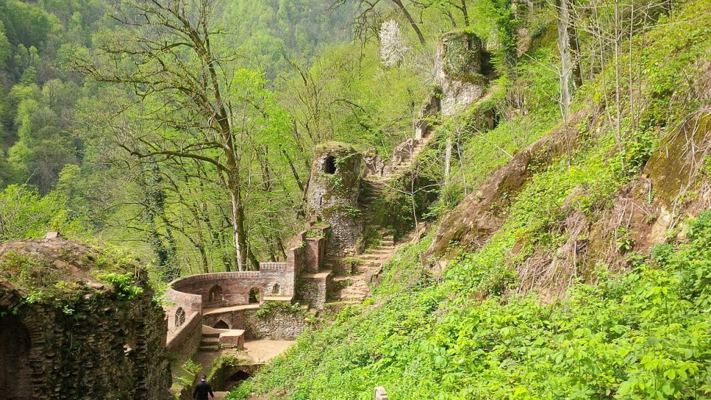 Rudkhan Kalesi ilkbaharda