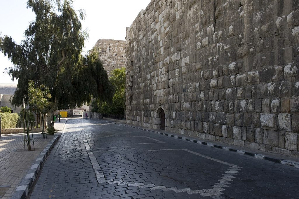 Şam Kalesi kuzey surları boyunca yol