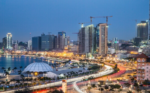 Luanda Marginal gece görünümü